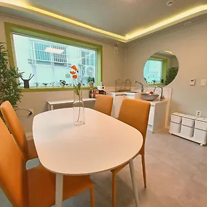 Four Seasons House Guest house